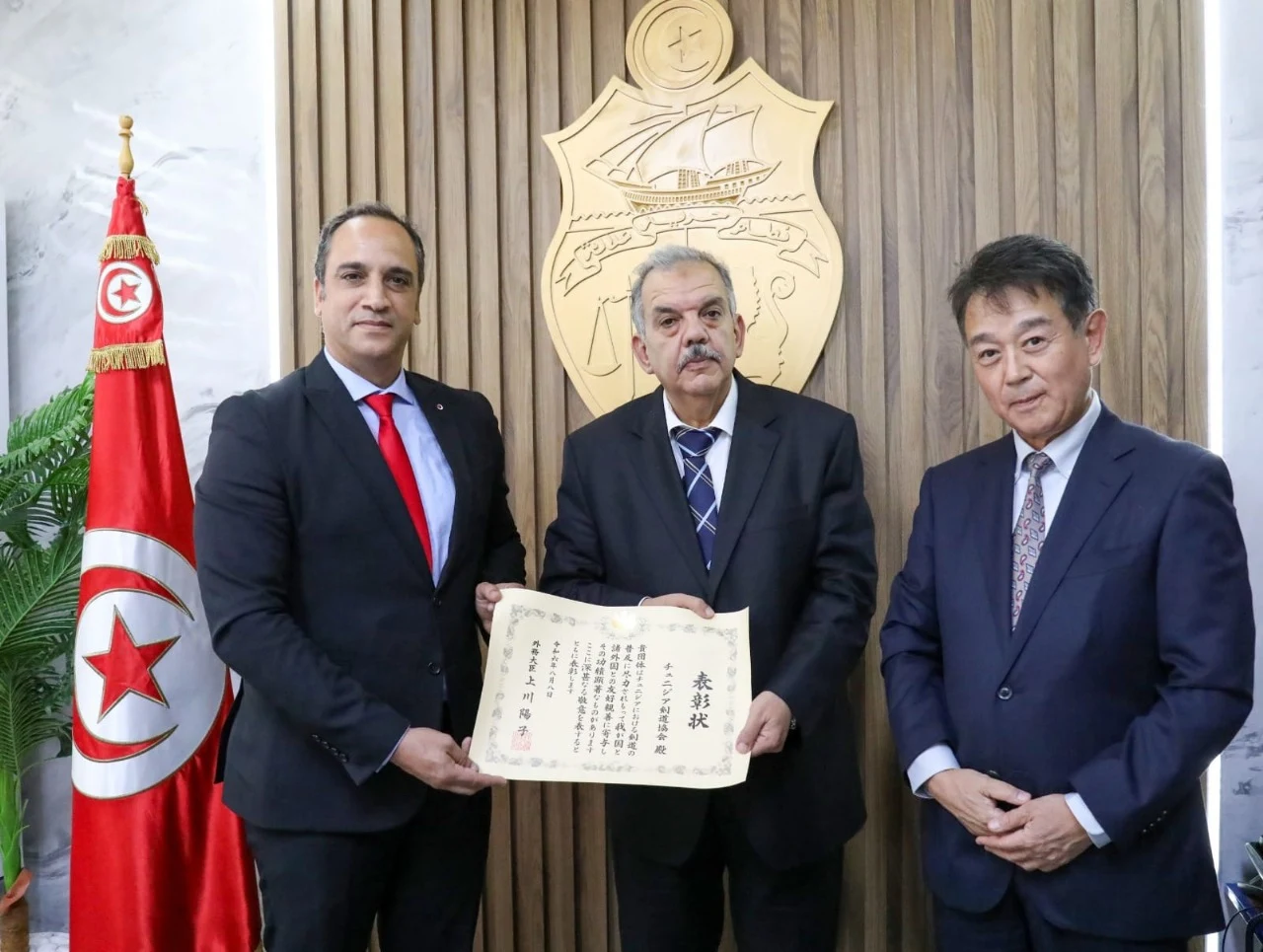 Ambassador OSUGA presenting the Japanese Minister of Foreign Affairs Award to the Tunisian Kendo League